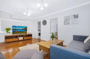 Comfy Family Home @ Kingsgrove Sleeps 7 with 2 Bathrooms & Parking, Sydney
